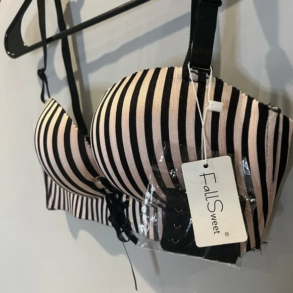 Elegant Black and Cream Striped Women's Bra - Picture 2 of 4